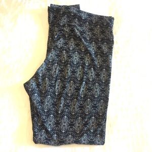 LulaRoe black and white scroll TC leggings
